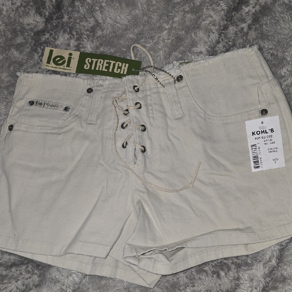 LEI Women's Cream Lace-Up Shorts